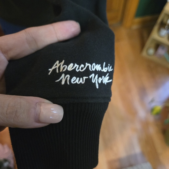 Abercrombie & Fitch Black and White Long Sleeve Sweatshirt - Picture 3 of 4